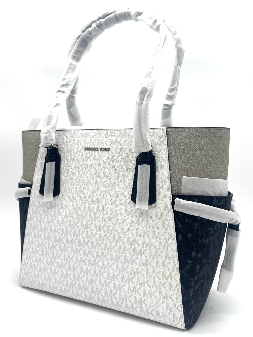 Michael Kors Voyager Large Color-Block Signature. Logo Tote Bag - Optic White